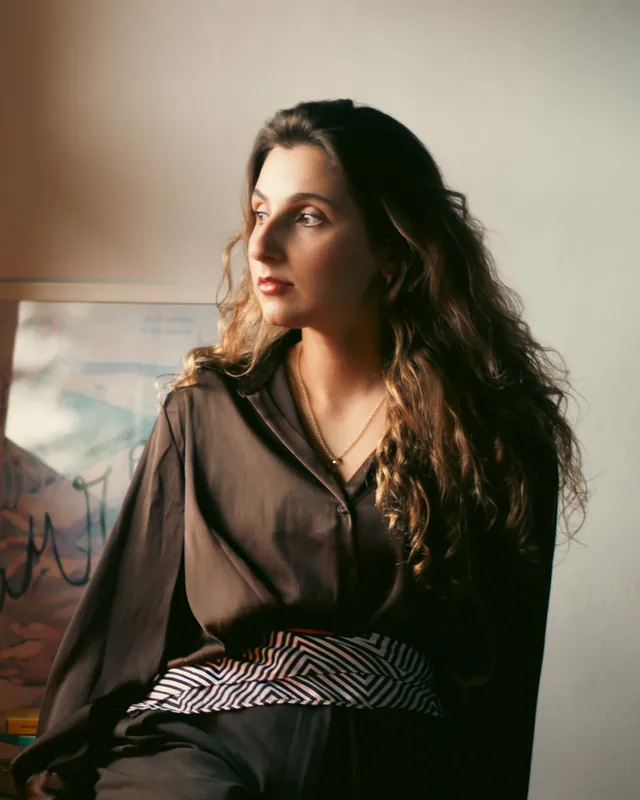 Retrato da Isabela olhando pela janela