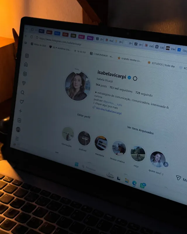 Notebook aberto mostrando um perfil do Instagram
